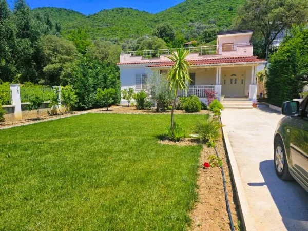 Tirane, shitet Vile 2+1+Aneks+Ballkon Kati 1, 500 m² 210.000 € 