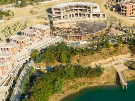 Tirane, shitet Vile 2 Katshe Kati 0, 218 m² 490.000 € (Farke, Swan Lake Residence)