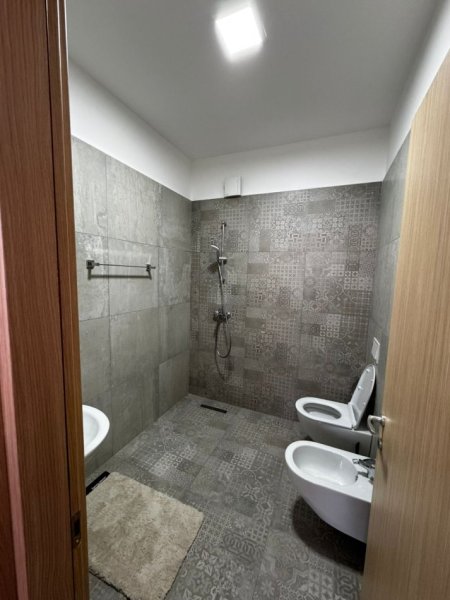 Tirane, jepet me qera apartament 2+1+Ballkon Kati 5, 100 m² 800 € (Don Bosko/Rr.Muzaket)
