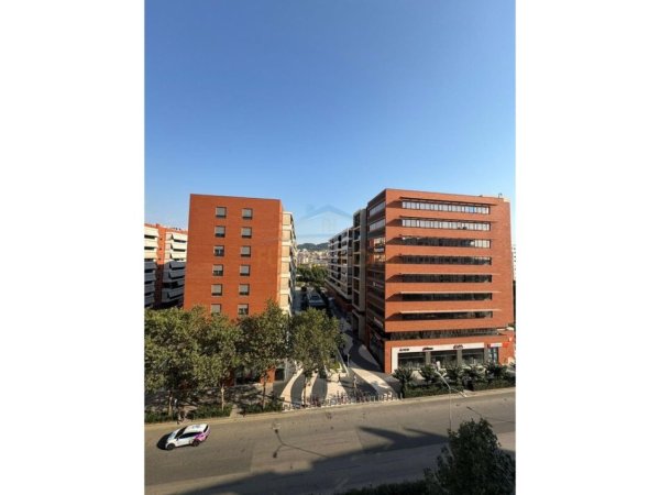 Tirane, jepet me qera apartament 2+1+Ballkon Kati 6, 105 m² 800 € (RRUGA E KAVAJES)