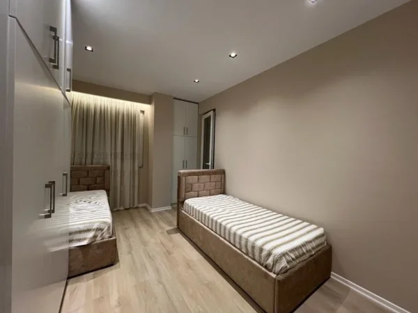 Tirane, jepet me qera apartament 2+1+Ballkon Kati 4, 85 m² 550 € (Grand Gallery)