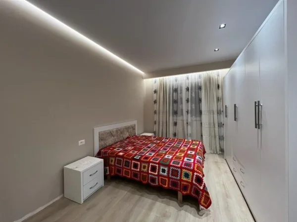 Tirane, jepet me qera apartament 2+1+Ballkon Kati 4, 85 m² 550 € (Grand Gallery)