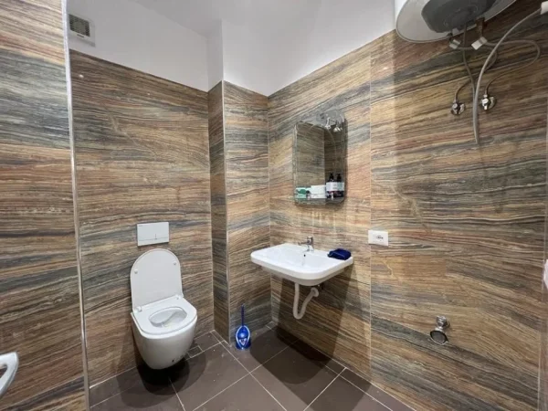 Tirane, jepet me qera apartament 2+1+Ballkon Kati 4, 85 m² 550 € (Grand Gallery)