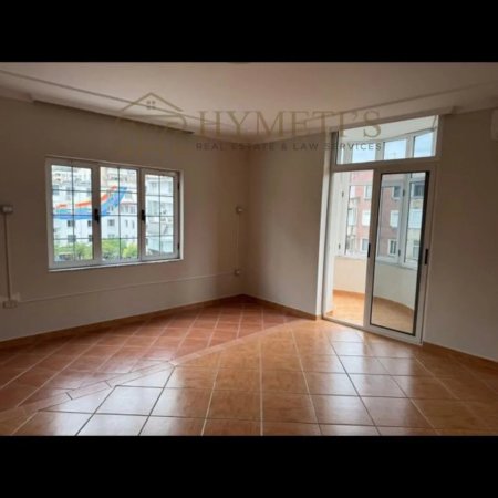 Tirane, jepet me qera ambjent biznesi Kati 4, 178 m² 1.800 € (Sheshi Wilson)