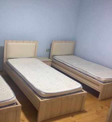 Tirane, jepet me qera garsonier 1+1 Kati 1, 40 m² (100 m siper Shkolles 1 Qershori, Ish Tregu Ushqimor)
