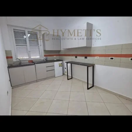 Tirane, jepet me qera ambjent biznesi Kati 0, 200 m² 1.500 € (Stadiumi Dinamo)