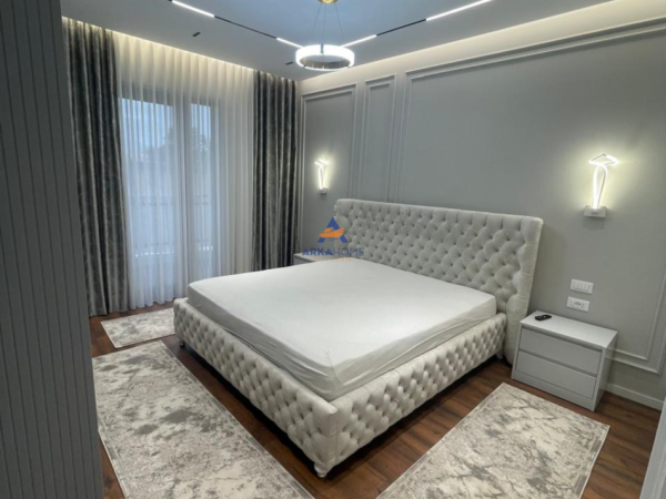 Tirane, jepet me qera 2+1+Ballkon ,
