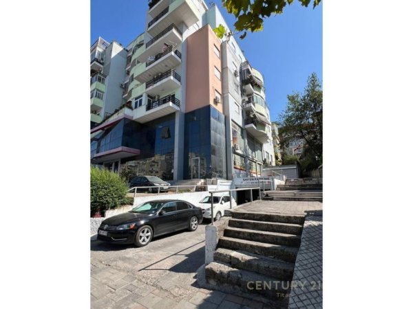 Tirane, shitet apartament 2+1+Ballkon Kati 4, 166 m² 300.000 € (Kodra e Diellit)