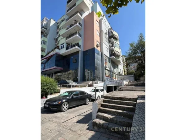 Tirane, shitet apartament 2+1+Ballkon Kati 4, 166 m² 300.000 € (Kodra e Diellit)