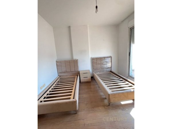 Tirane, shitet apartament 2+1+Ballkon Kati 4, 166 m² 300.000 € (Kodra e Diellit)