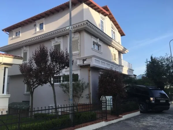 Tirane, jepet me qera Vile 3 Katshe Kati 4, 535 m² 4.000 € (AKACIA HILLS)