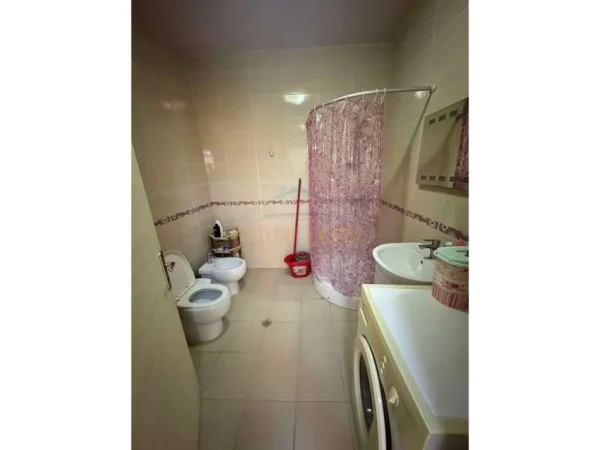 Tirane, jepet me qera apartament 2+1+Aneks+Ballkon Kati 5, 100 m² 470 € (Unaza e Re)
