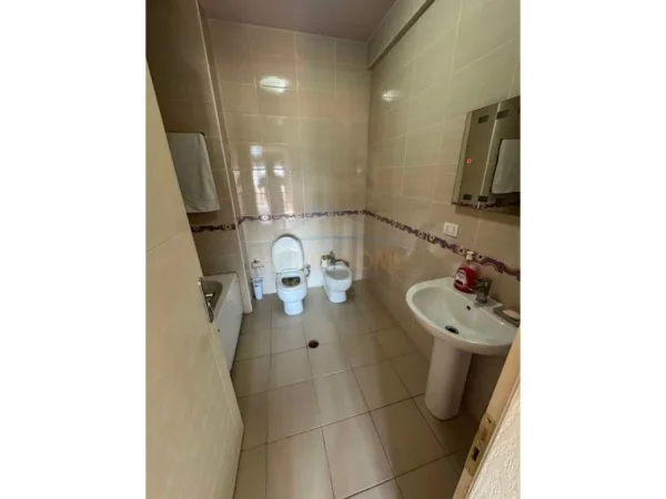 Tirane, jepet me qera apartament 2+1+Aneks+Ballkon Kati 5, 100 m² 470 € (Unaza e Re)