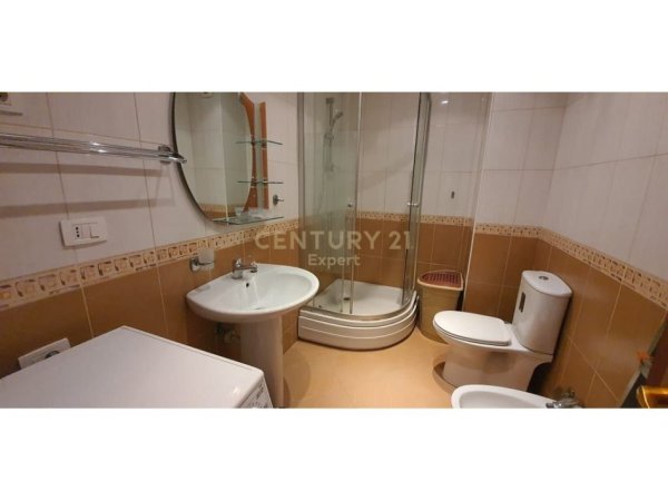 Tirane, jepet me qera apartament 2+1+Aneks+Ballkon Kati 4, 126 m² 750 € (Tek Kristal Center)