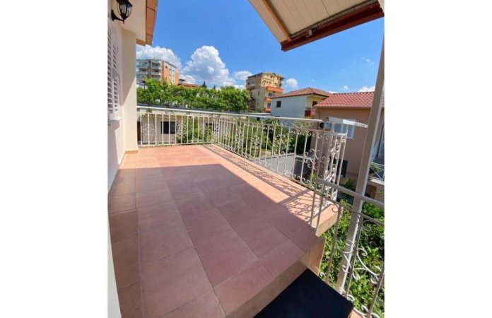 Tirane, jepet me qera apartament 3+1 Kati 2, 150 m² 600 € (Kodra e Priftit, Tiranë, TT 2072)