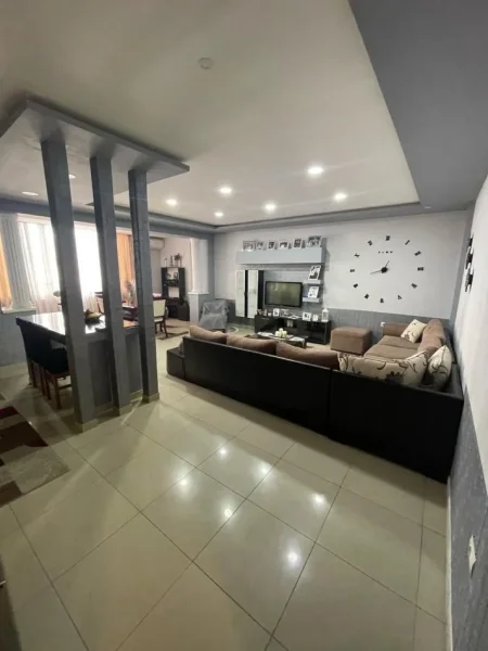 Tirane, shitet apartament 2+1+Ballkon Kati 8, 114 m² 183.000 € (Bulevardi Migjeni, pranë rrethrrotullimit te Ozone)