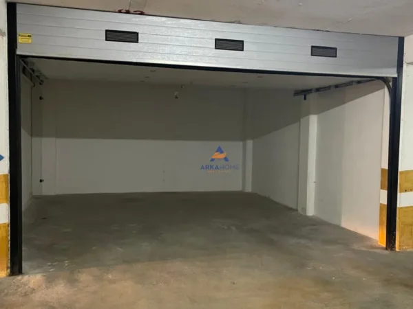 Tirane, jepet me qera apartament 3+1+Ballkon Kati 2, 142 m² 750 € (KINOSTUDIO)