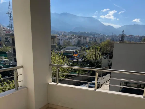 Tirane, jepet me qera apartament 3+1+Ballkon Kati 2, 142 m² 750 € (KINOSTUDIO)