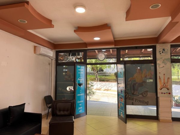 Tirane, jepet me qera zyre Kati 0, 64 m² 400 € (Rruga Budi)