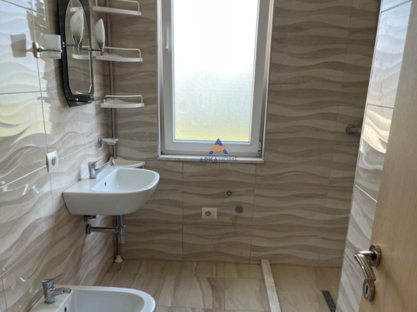 Tirane, jepet me qera apartament 3+1+Ballkon Kati 2, 142 m² 550 € (KINOSTUDIO)