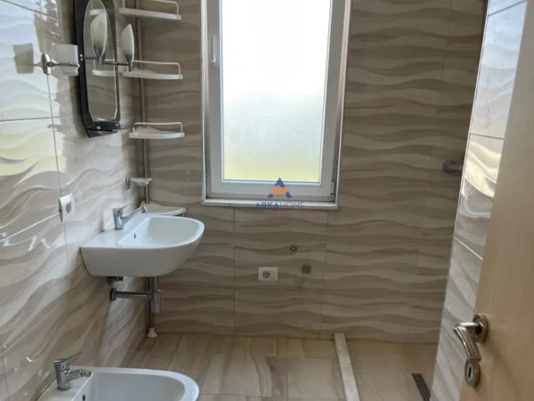 Tirane, jepet me qera apartament 3+1+Ballkon Kati 2, 142 m² 750 € (KINOSTUDIO)