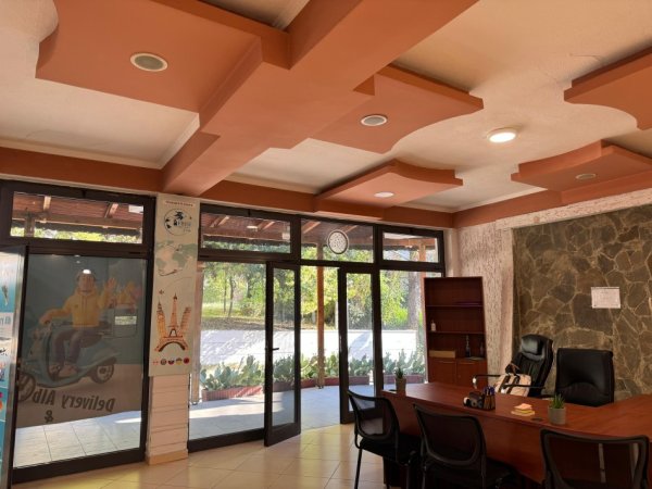 Tirane, jepet me qera zyre Kati 0, 64 m² 400 € (Rruga Budi)