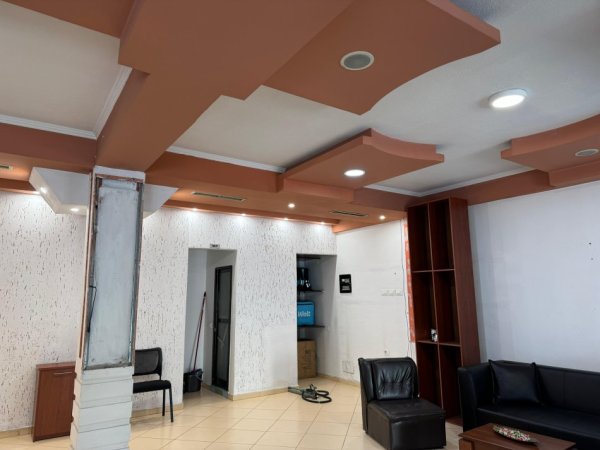 Tirane, jepet me qera zyre Kati 0, 64 m² 400 € (Rruga Budi)