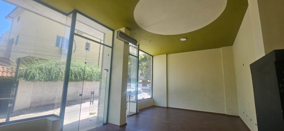 Tirane, jepet me qera ambjent biznesi Kati 0, 75 m² 700 € (Rruga Budi)