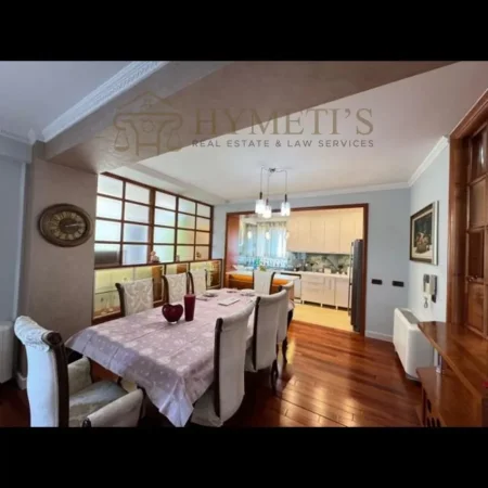 Tirane, jepet me qera apartament 3+1 Kati 3, 165 m² (Bllok)