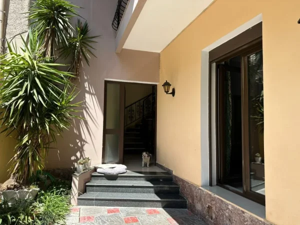 Tirane, jepet me qera apartament 1+1+Ballkon Kati 1, 110 m² 500 € (Rr.Dibres)