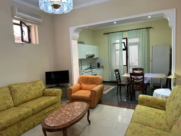 Tirane, jepet me qera apartament 1+1+Ballkon Kati 1, 110 m² 500 € (Rr.Dibres)