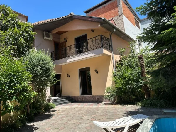 Tirane, jepet me qera apartament 1+1+Ballkon Kati 1, 110 m² 500 € (Rr.Dibres)