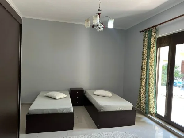 Tirane, jepet me qera apartament 1+1+Ballkon Kati 1, 110 m² 500 € (Rr.Dibres)