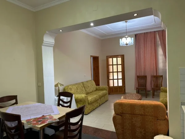 Tirane, jepet me qera apartament 1+1+Ballkon Kati 1, 110 m² 500 € (Rr.Dibres)