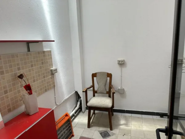 Tirane, jepet me qera apartament 1+1+Ballkon Kati 1, 110 m² 500 € (Rr.Dibres)