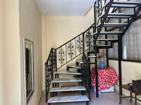 Tirane, jepet me qera apartament 1+1+Ballkon Kati 1, 110 m² 500 € (Rr.Dibres)