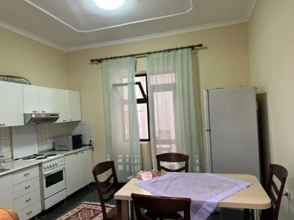 Tirane, jepet me qera apartament 1+1+Ballkon Kati 1, 110 m² 500 € (Rr.Dibres)