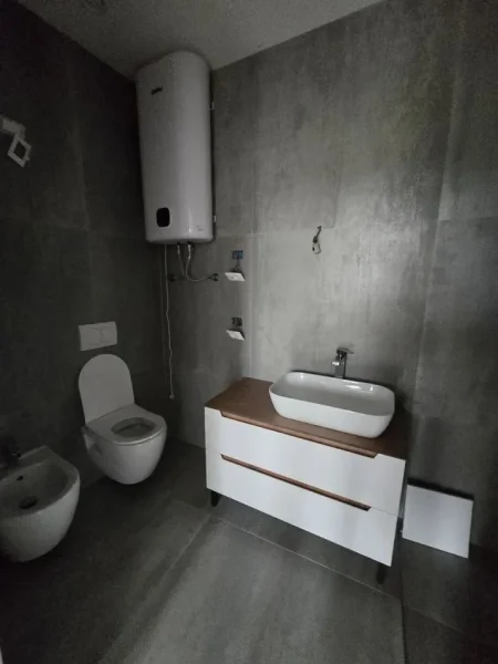 Tirane, jepet me qera ambjent biznesi Kati 2, 87 m² 1.200 € (LAKE VIEW)