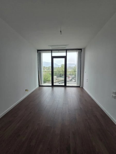 Tirane, jepet me qera ambjent biznesi Kati 2, 87 m² 1.200 € (LAKE VIEW)