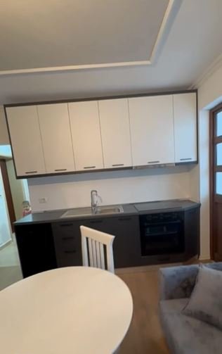 JEPET ME QERA SUPER GARSONIERE NE KOMUNEN E PARISIT, 450 €