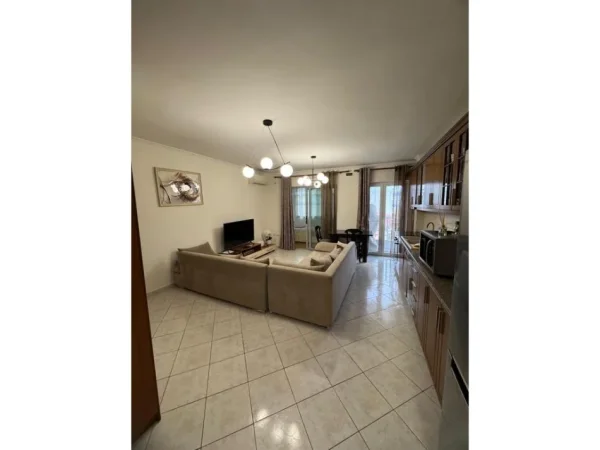 Apartament 2+1 per shitje ne Komunen e Parisit prane Kristal Center