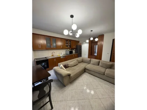 Apartament 2+1 per shitje ne Komunen e Parisit prane Kristal Center