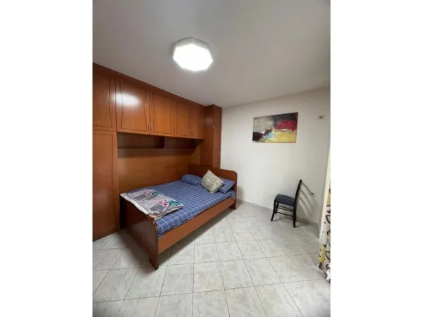 Apartament 2+1 per shitje ne Komunen e Parisit prane Kristal Center