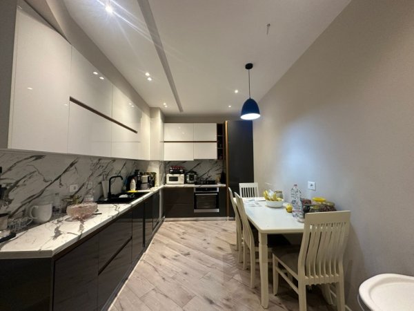 Tirane, shitet apartament duplex 3+1+Ballkon , 241 m² 350.000 € 
