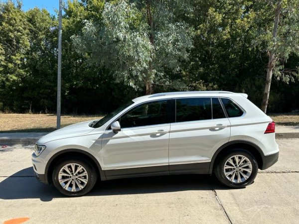 Tirane, shitet makine VW Tiguan Nafte, e bardhë automatik Klima 152.000 km 16.000 €