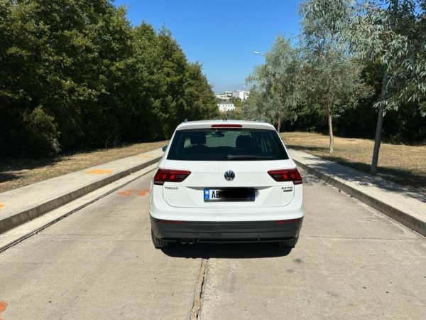 Tirane, shitet makine VW Tiguan Nafte, e bardhë automatik Klima 152.000 km 16.000 €