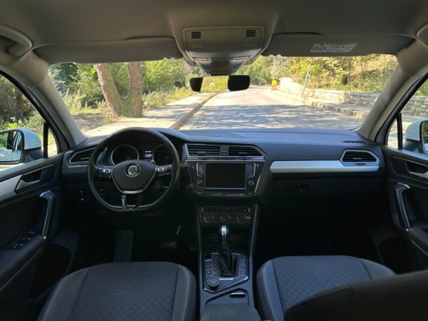 Tirane, shitet makine VW Tiguan Nafte, e bardhë automatik Klima 152.000 km 16.000 €