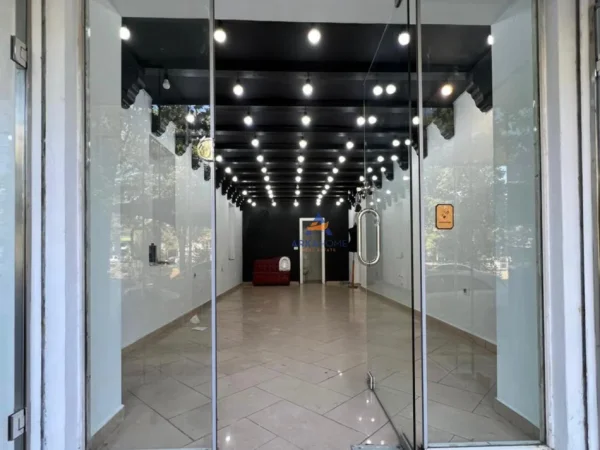Tirane, jepet me qera dyqan Kati 0, 45 m² 871 € (BRRYLI)