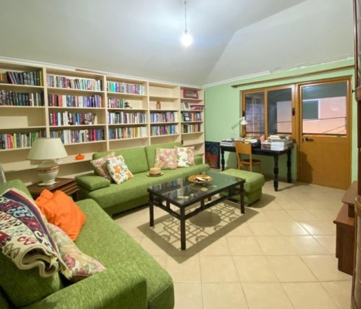 Tirane, shitet Vile 4+1 Kati 3, 257 m² 350.000 € (Rruga Shefqet Kuka, Fresku, Tiranë, TT 1736)