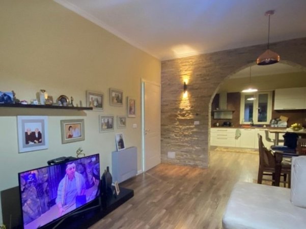Tirane, shitet Vile 4+1 Kati 3, 257 m² 350.000 € (Rruga Shefqet Kuka, Fresku, Tiranë, TT 1736)